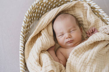 Neugeborenes Baby schläft im Moses Basket - NDEF01475