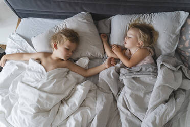 Kinder, die zu Hause im Bett schlafen - NDEF01495