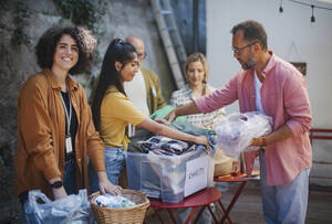 Menschen spenden und sammeln Kleidung für wohltätige Zwecke - HAPF03598