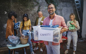 Menschen spenden und sammeln Kleidung für wohltätige Zwecke - HAPF03599
