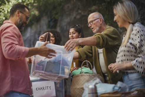Menschen spenden und sammeln Kleidung für wohltätige Zwecke - HAPF03601