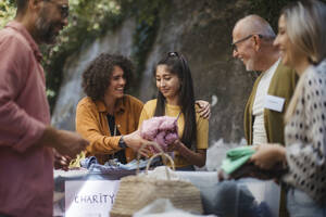 Menschen spenden und sammeln Kleidung für wohltätige Zwecke - HAPF03603