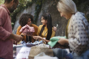 Menschen spenden und sammeln Kleidung für wohltätige Zwecke - HAPF03604