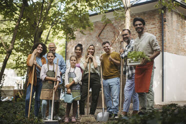 Menschen arbeiten im Gemeinschaftsgarten eines sozial integrativen Nachbarschaftsprojekts - HAPF03669