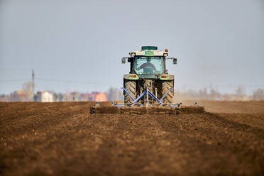 Traktor pflügt Feld im zeitigen Frühjahr - NOF00834