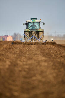 Traktor pflügt Feld im zeitigen Frühjahr - NOF00835