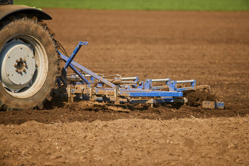 Pflug an einem Traktor auf einem Feld - NOF00837