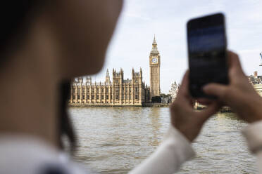 Frau, die mit ihrem Smartphone vor dem Big Ben in der Londoner Innenstadt fotografiert - WPEF07955