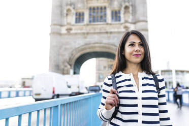 Lächelnde Frau auf der Tower Bridge in der Stadt London - WPEF07981