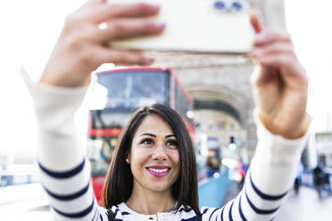 Glückliche Frau nimmt Selfie durch Smartphone in London Stadt - WPEF07982