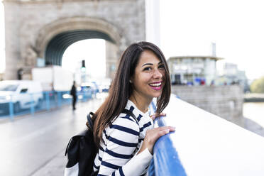 Glückliche Frau, die ihren Urlaub auf der Tower Bridge in London genießt - WPEF07983