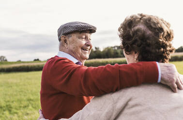 Glückliches älteres Paar verbringt seine Freizeit auf einem Feld - UUF30739