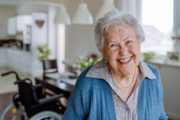Porträt einer lächelnden älteren Frau zu Hause. - HPIF32839