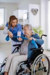 Krankenschwester übt mit einer älteren Frau in ihrem Haus, Konzept der Gesundheitsfürsorge und Rehabilitation. - HPIF32859