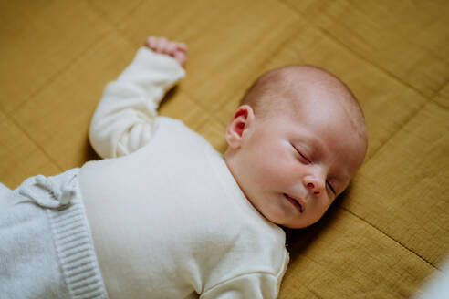 Hohe Winkelansicht des schlafenden Neugeborenen im Bettchen. - HPIF33063