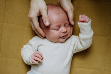 Blick auf ein neugeborenes Baby im Bettchen. - HPIF33065