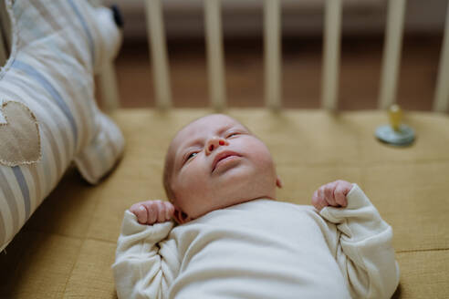 Blick auf ein neugeborenes Baby im Bettchen. - HPIF33072