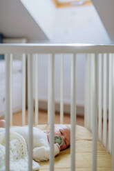 Blick auf ein neugeborenes Baby im Bettchen. - HPIF33075