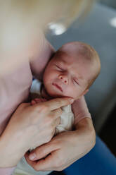 Nahaufnahme einer Mutter, die mit ihrem neugeborenen Baby im Bad kuschelt. - HPIF33098