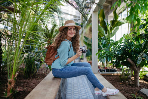 Porträt einer jungen schönen Frau im botanischen Garten. - HPIF33310