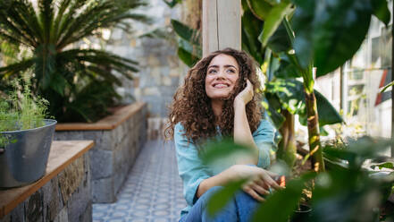 Porträt einer jungen schönen Frau im botanischen Garten. - HPIF33330