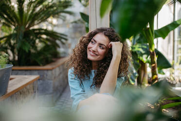 Portrait of young beautiful woman in botanical garden. - HPIF33331