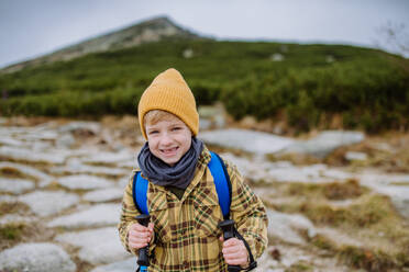Porträt eines kleinen Jungen beim Wandern in den Bergen. - HPIF33511