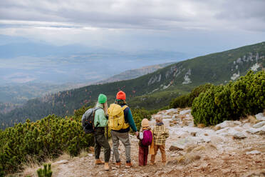 Glückliche Familie beim gemeinsamen Wandern in den herbstlichen Bergen. - HPIF33527