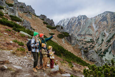 Glückliche Familie beim gemeinsamen Wandern in den herbstlichen Bergen. - HPIF33530