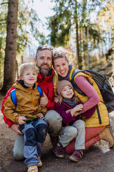 Porträt einer glücklichen Familie, die gemeinsam in den herbstlichen Bergen wandert, mit kleinen Kindern auf einem kinderfreundlichen Weg. - HPIF33566