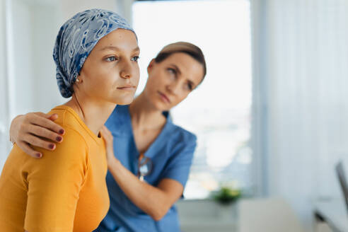 Ein Onkologe behandelt ein krebskrankes Teenager-Mädchen und bietet ihr emotionale Unterstützung, indem er ihr bei Angst und Depression hilft. - HPIF33707