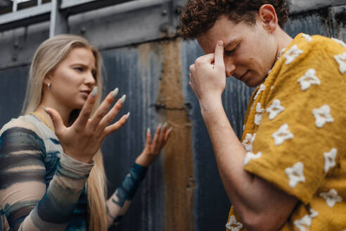 Ein Paar der Generation Z streitet sich draußen in der Stadt. Moderne Beziehungsprobleme unter jungen Menschen. - HPIF33891