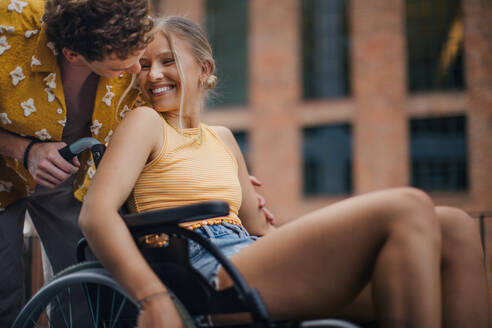 Hübsches Gen Z-Mädchen im Rollstuhl mit ihrem Freund. Inklusion, Gleichberechtigung und Vielfalt in der Generation Z. - HPIF33913