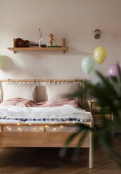 Nahaufnahme eines Kinderzimmers mit Luftballons. - HPIF33926