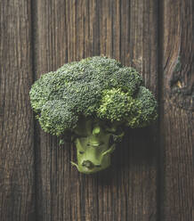 Close up of whole green broccoli at brown rustic wooden background. Organic vegetable. Healthy lifestyle. Top view. - ADSF50191