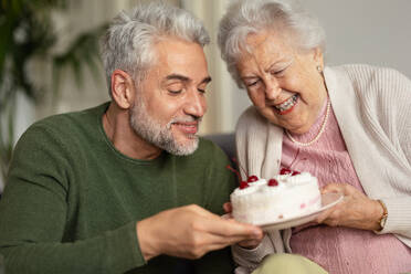 Älterer Mann besucht seine ältere Mutter zu Hause. - HPIF34340