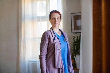 Porträt einer jungen Krankenschwester, Konzept der Gesundheitsfürsorge in einem Seniorenheim. - HPIF34408