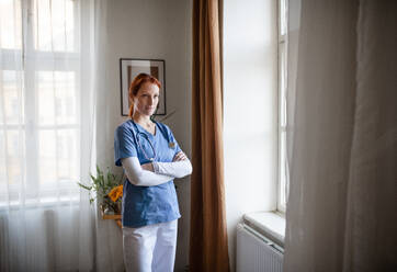 Porträt einer jungen Krankenschwester, Konzept der Gesundheitsfürsorge in einem Seniorenheim. - HPIF34417