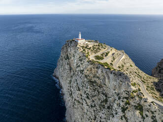 Spanien, Mallorca, Pollenca, Luftaufnahme des Leuchtturms am Cabo Formentor - AMF09988