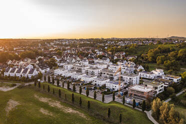 Deutschland, Baden-Württemberg, Waiblingen, Luftaufnahme eines modernen Neubaugebiets bei Sonnenuntergang - WDF07473