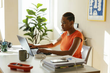 Engagierte Geschäftsfrau mit Laptop, die im modernen Heimbüro arbeitet - EBSF04224