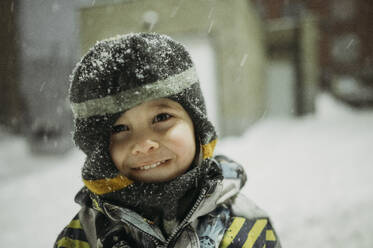 Portrait of smiling boy in winter - ANAF02529