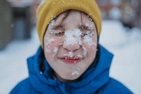Happy boy with snow on face - ANAF02534