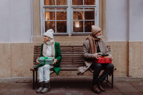 Offended senior couple citting on a city bench. - HPIF34460