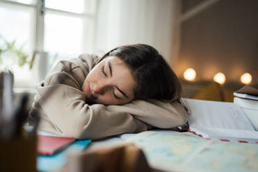 Teenager-Mädchen schläft beim Lernen im Zimmer ein. - HPIF34777