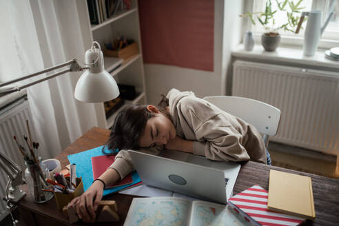 Junges Mädchen im Teenageralter, das in ihrem Zimmer lernt und Hausaufgaben macht. - HPIF34788