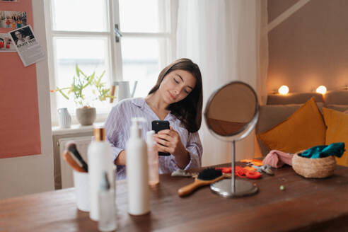 Teenager-Mädchen bei ihrer Hautpflege im Zimmer. - HPIF34807