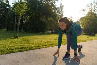 Full lenght Porträt der schönen Fitness-Frau tun Laufübungen im Stadtpark. Workout im Park. Outdoor-Workout-Konzept. - HPIF35128