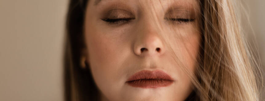 Porträt einer jungen schönen Frau mit geschlossenen Augen und natürlichem Make-up. - HPIF35239