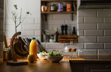 Nahaufnahme der Küche mit einem Salat und Saft. - HPIF35253